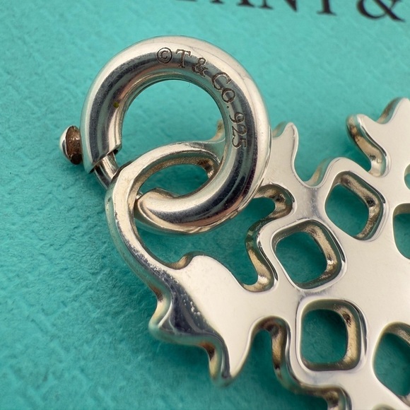 Tiffany & Co. Snowflake Charm in Sterling Silver with Clasping Link - Picture 4 of 5